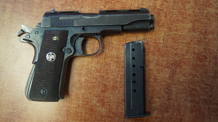 Aseguran armas y 200 dosis de drogas