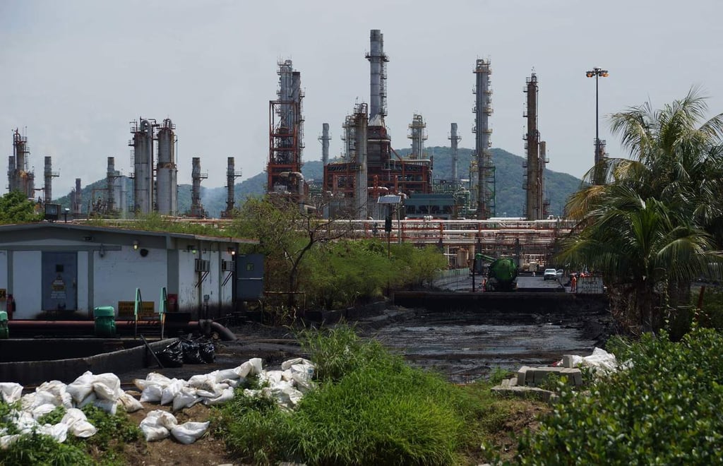 Refinería en Salina Cruz reduce su producción en 50%