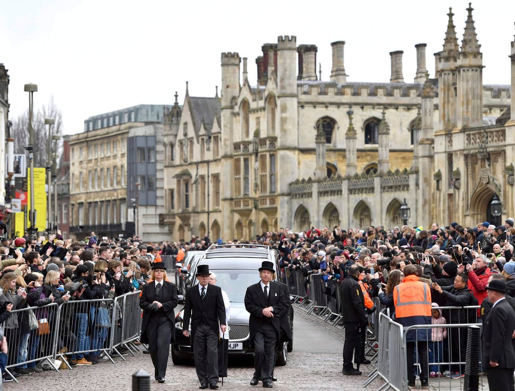 Dan último adiós a Stephen Hawking en Cambridge