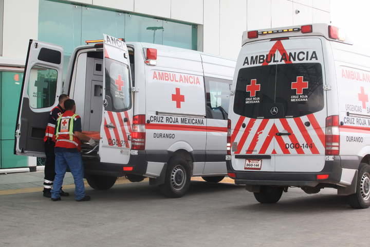 Le encajan un arma en el tórax