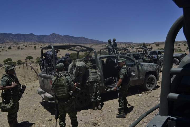 Se enfrentan militares y grupo armado en sierra de Durango