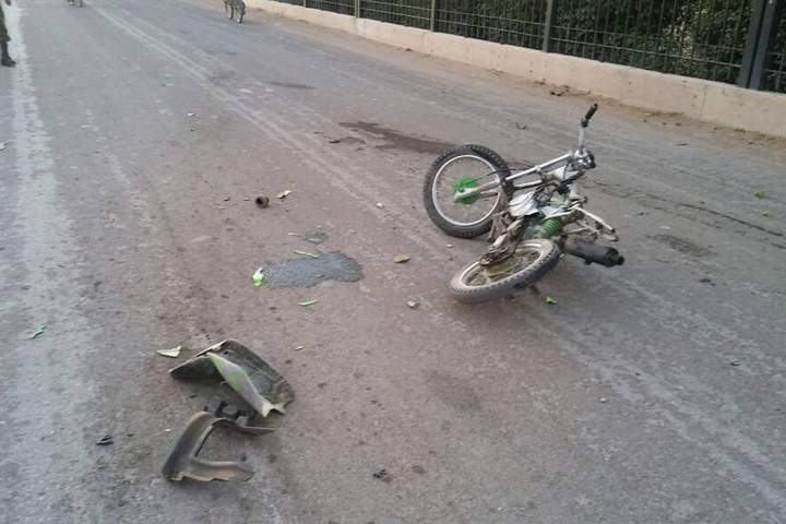 Muere menor en moto tras chocar