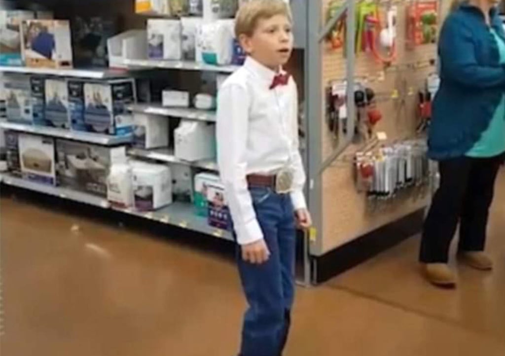 Niño 'country' se hace viral tras cantar en tienda