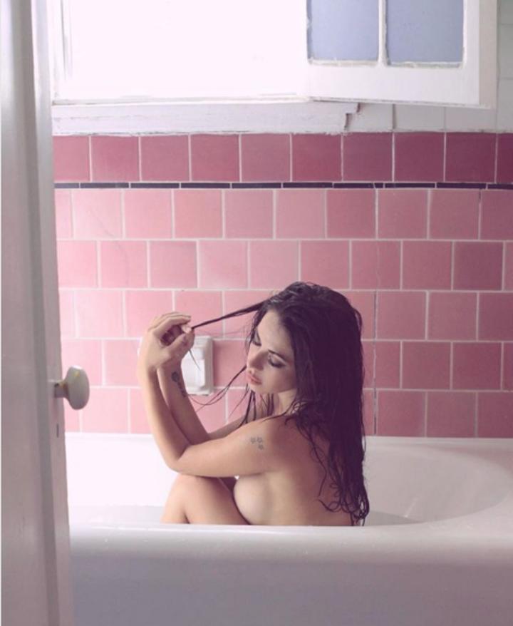 #LoMásLeído Jimena Sánchez sorprende con fotografía en una bañera