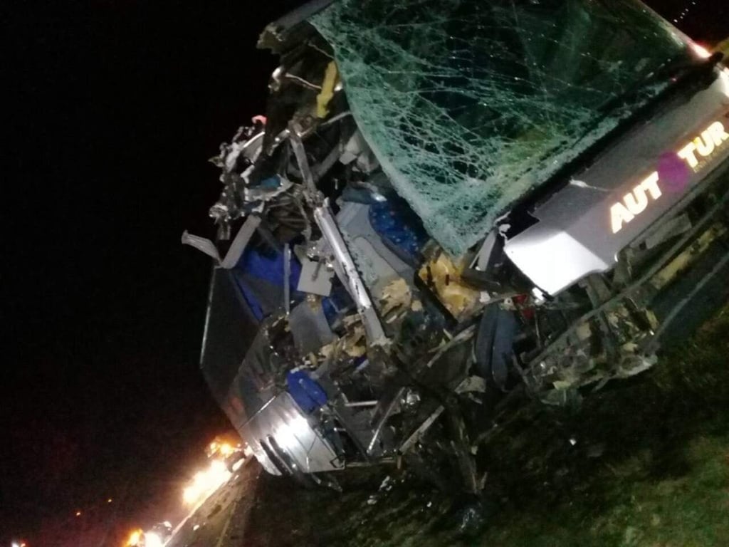 Autobús de Tiburones Premier se accidenta