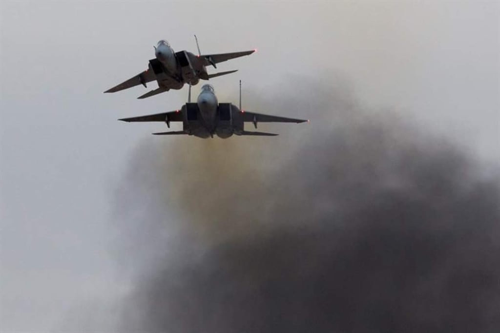 Bombardean base aérea en Siria; acusan a Israel