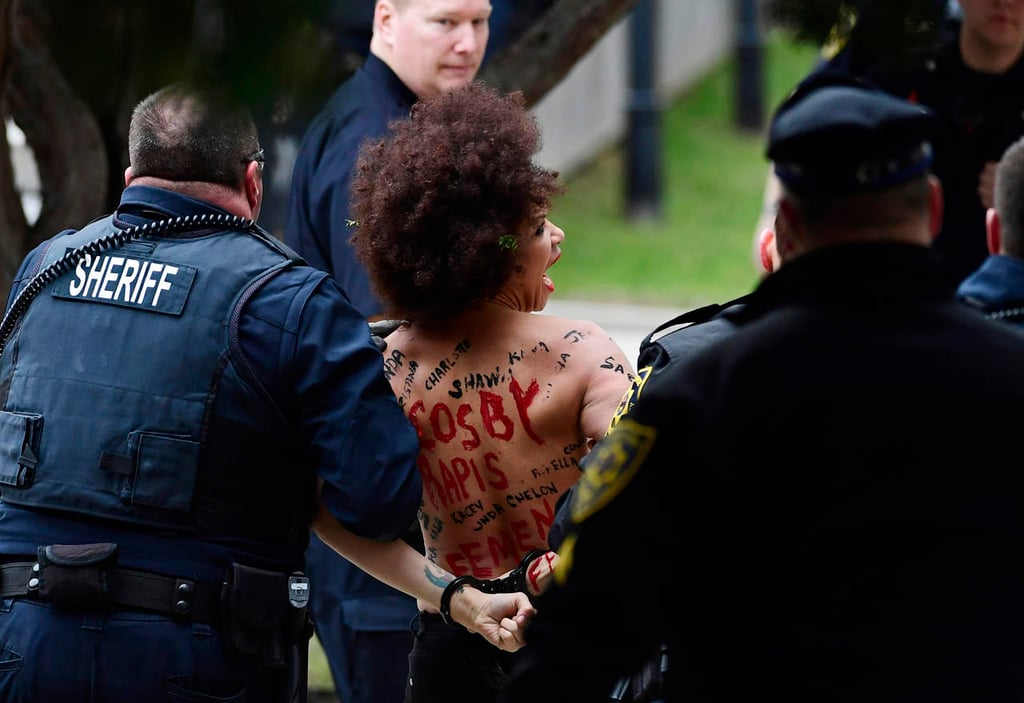 Protesta en topless contra Cosby rumbo al segundo juicio