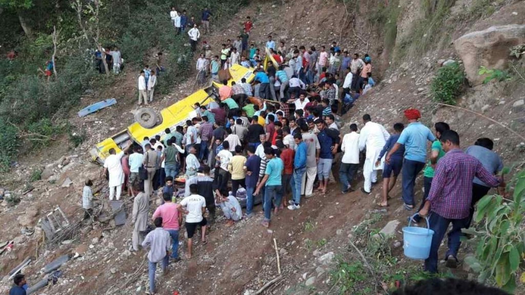 Cae autobús escolar a barranco en la India; mueren 29 niños