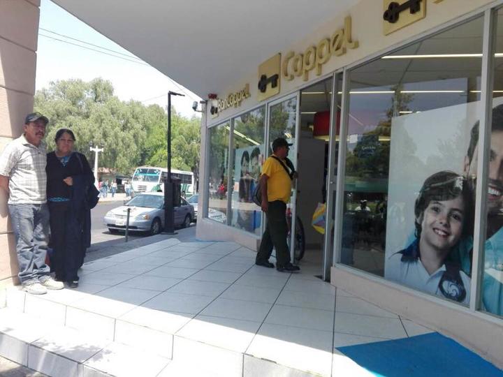 Roban cartera al interior de Coppel Alameda