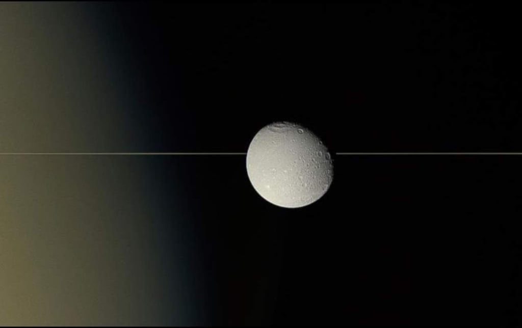 Muestran imagen de Dione, luna de Saturno