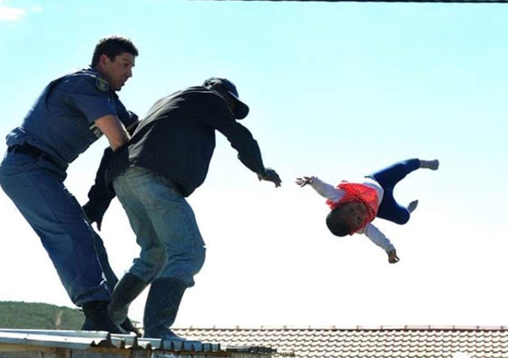 Hombre lanza a su bebé desde un techo durante protesta