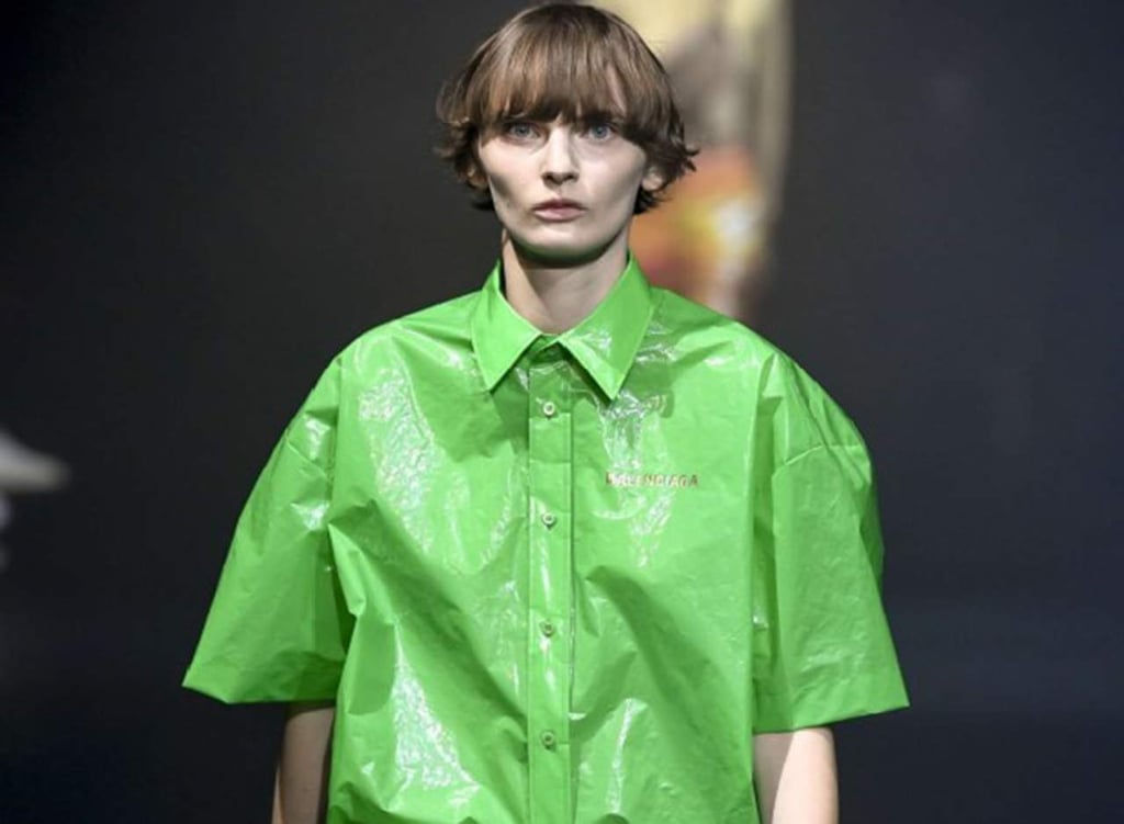 La blusa de plástico que se vende en cientos de dólares