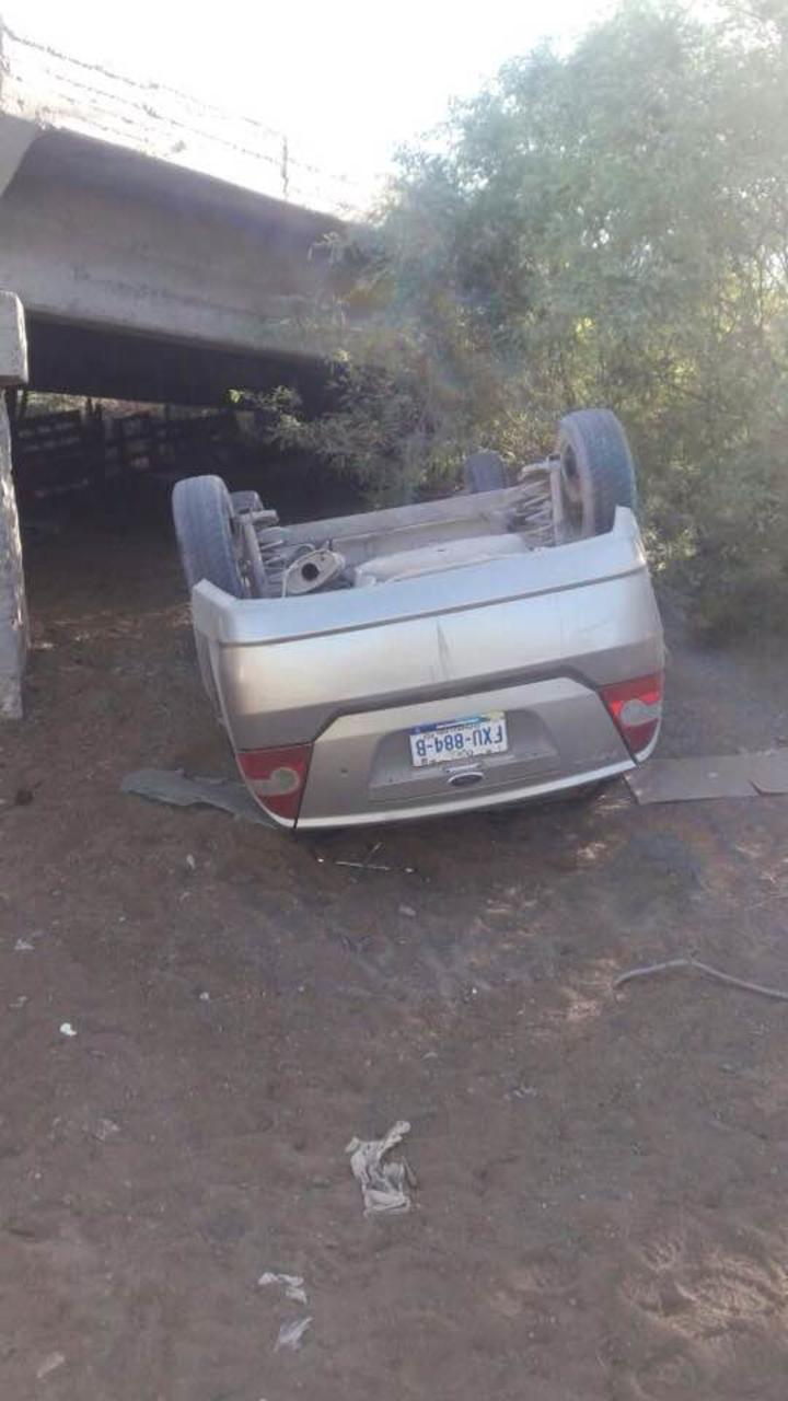 Hombre muere al caer de puente en automóvil