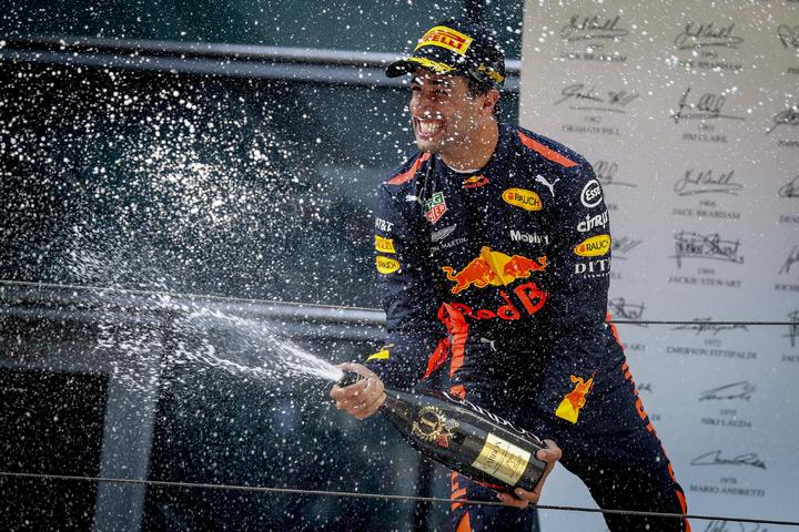 Ricciardo gana en Shanghái