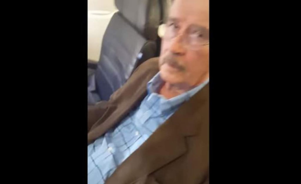 Mujer increpa a Vicente Fox en avión