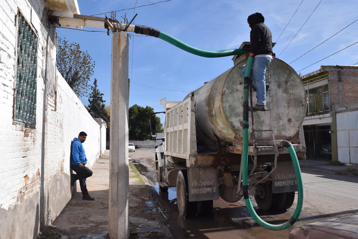 Pipas abastecen de agua a 12 comunidades de Tlahualilo