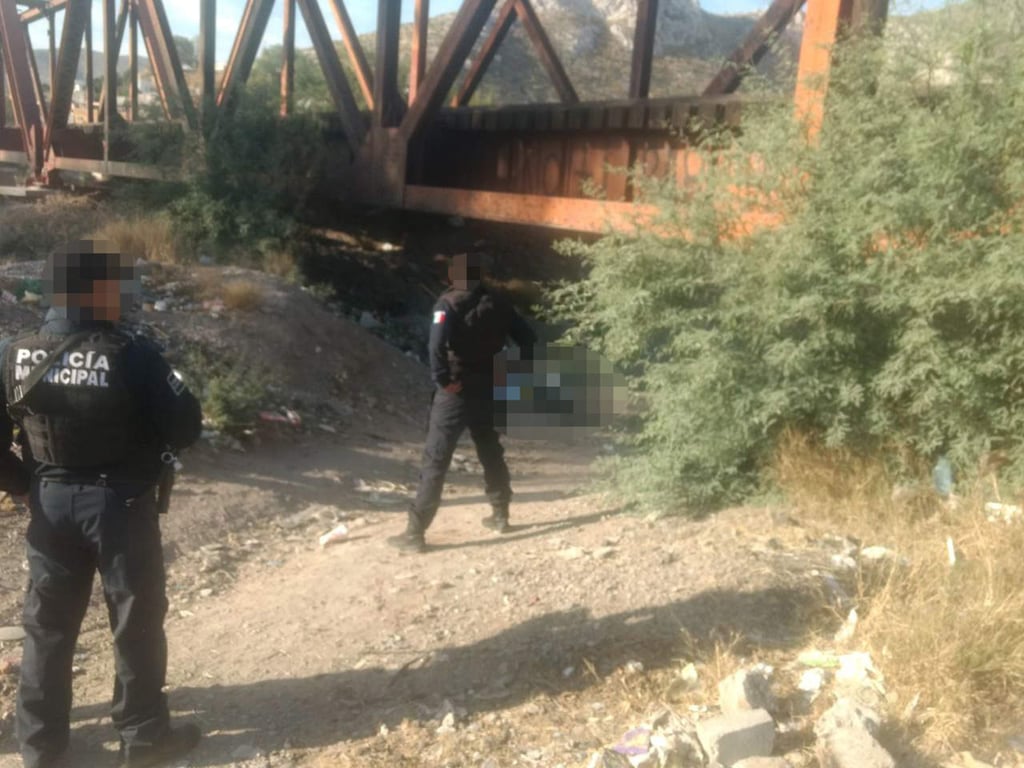 Hallan a hombre muerto bajo puente ferroviario