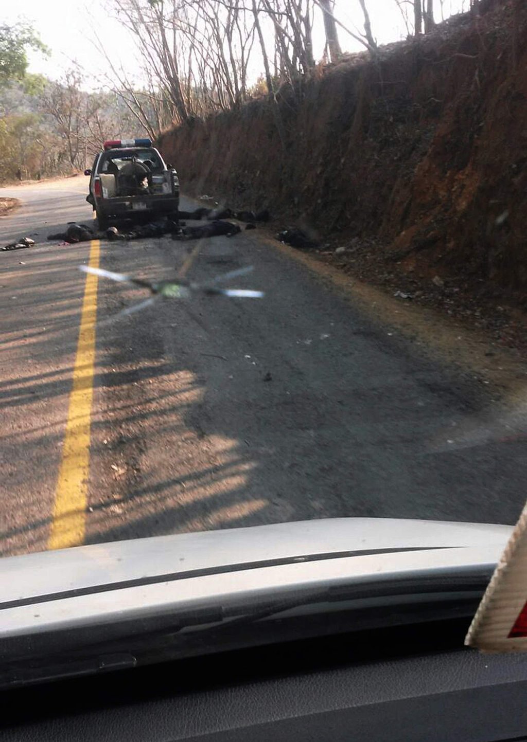 Dan tiro de gracia a policías emboscados de Zihuatanejo