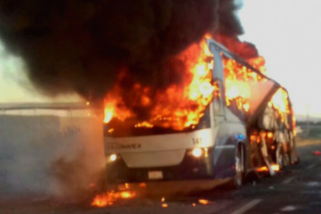 Camión de pasajeros arde en llamas; usuarios logran escapar