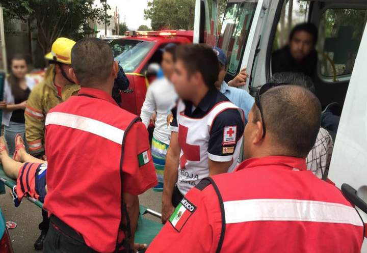 Taxi 'fugaz' embiste moto; niño y joven heridos