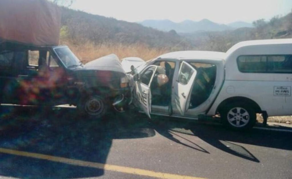 Empleados del INE sufren accidente carretero en Puebla