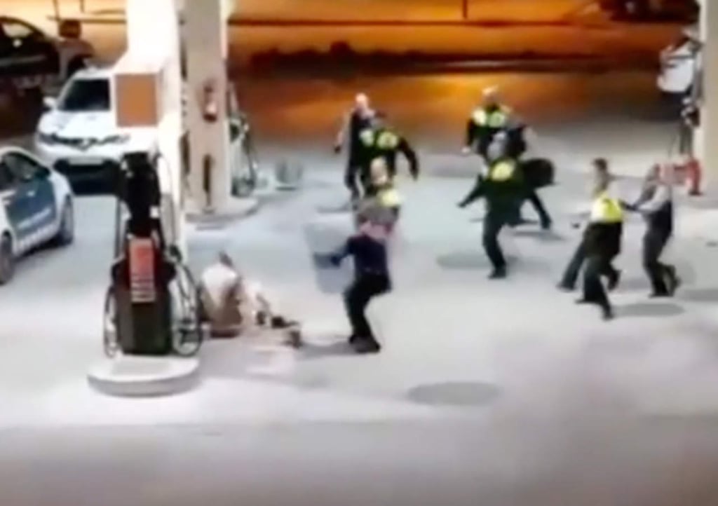 Hombre ataca a 9 policías con motosierra