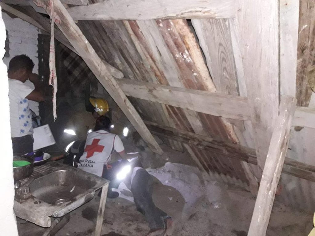 Hombre resulta lesionado al desplomarse techo de su vivienda