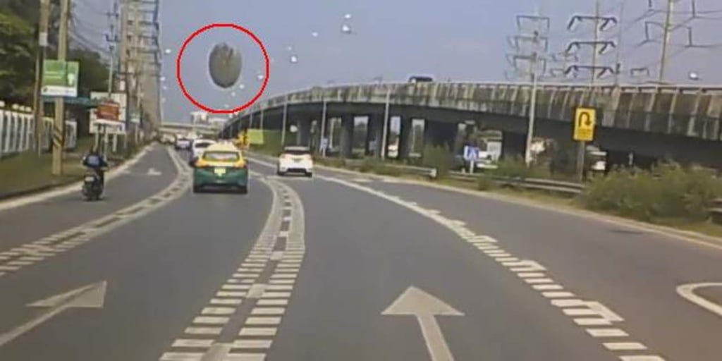 VIDEO: Automóvil casi es aplastado por un 'objeto volador'