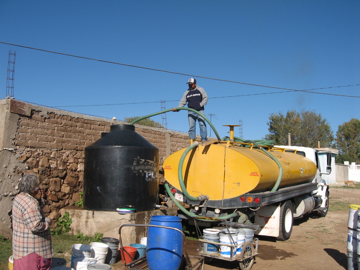 Dos municipios reciben agua mediante pipas