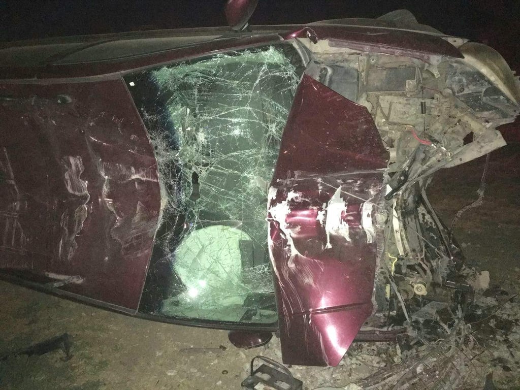 Vehículo derriba dos postes y termina volcado en Gómez Palacio