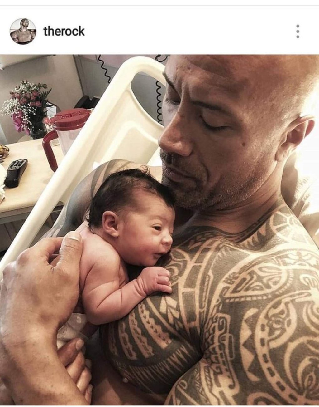 Presume el actor Dwayne Johnson a su bebé