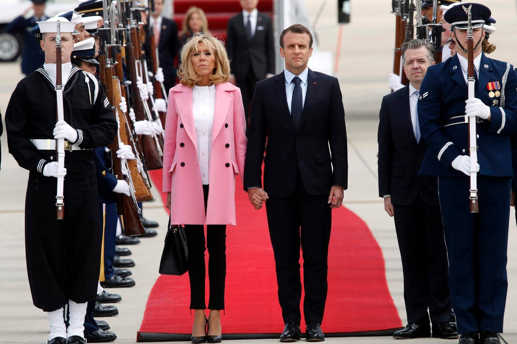 Saca Trump la alfombra roja para recibir a Macron