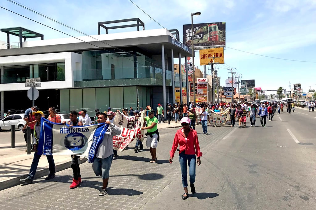 Sugiere EU a caravana migrante pedir asilo en México
