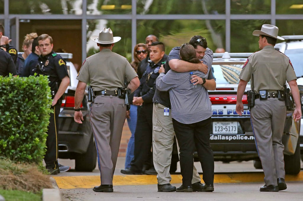 Muere policía lesionado tras tiroteo en Dallas