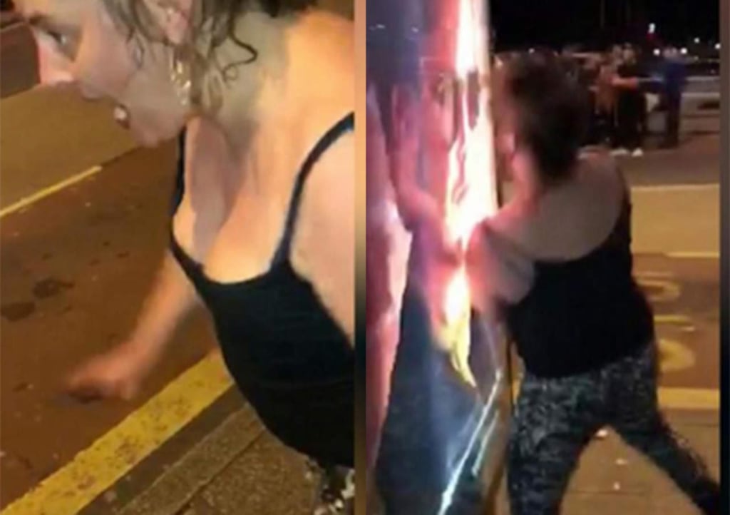 Mujer se pelea a golpes con publicidad de parada de autobús
