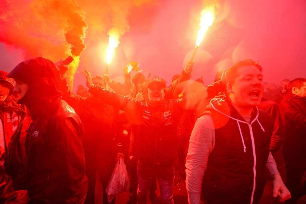 Radicales de Liverpool y Roma se enfrentan afuera del estadio