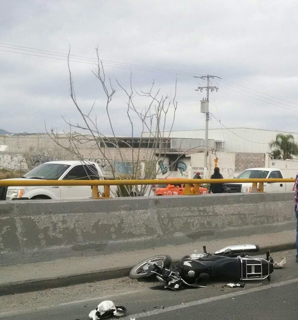 Motociclista derrapa sobre puente Jabonoso de Gómez Palacio