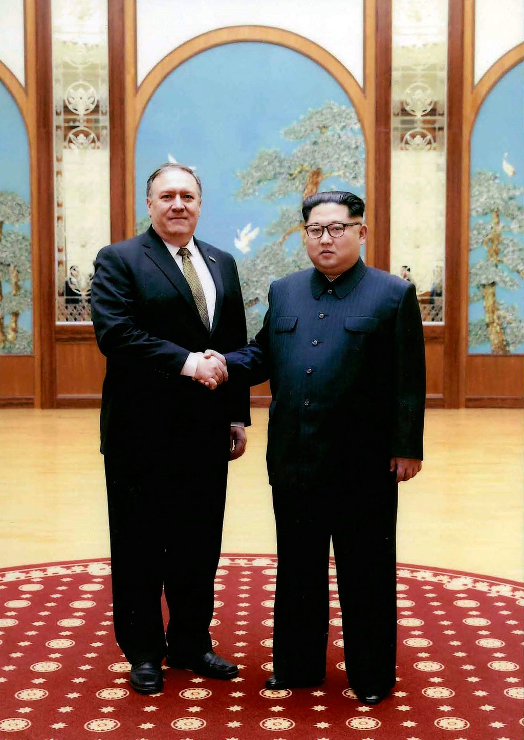 Publica Casa Blanca fotos de Mike Pompeo y Kim Jong-un