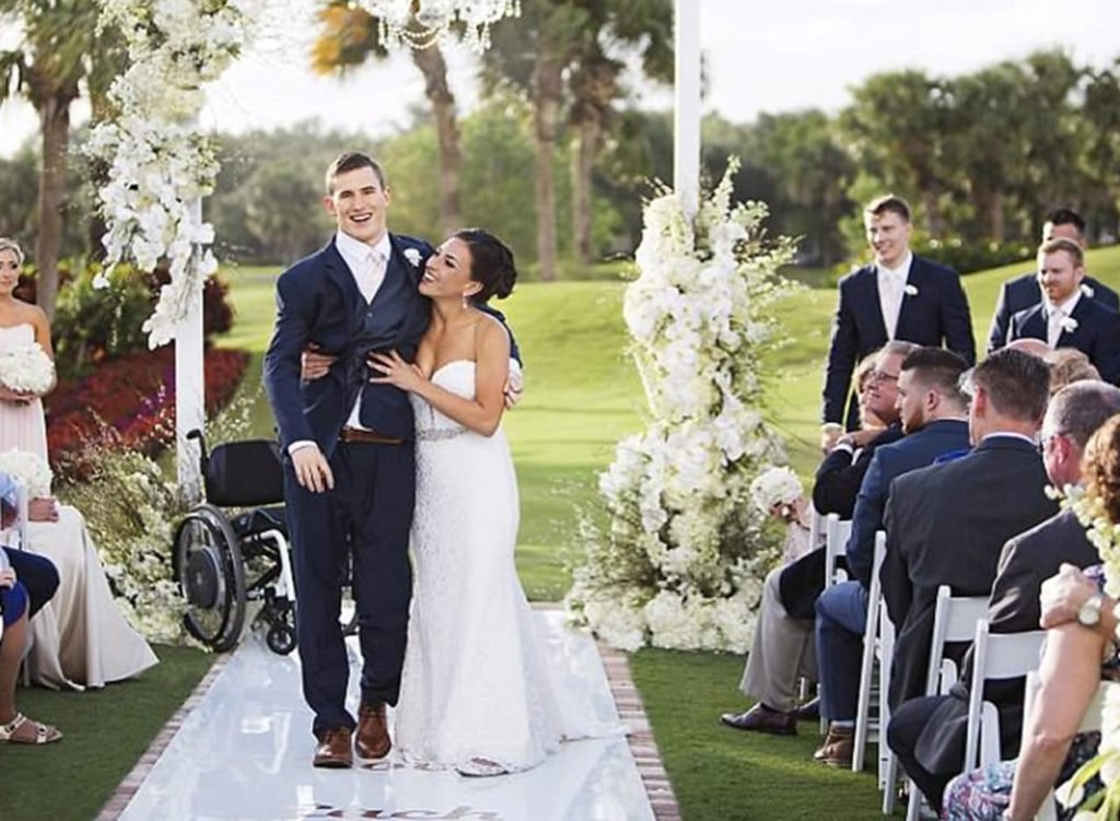 Emotivo momento en que novia ayuda a su pareja hacia el altar