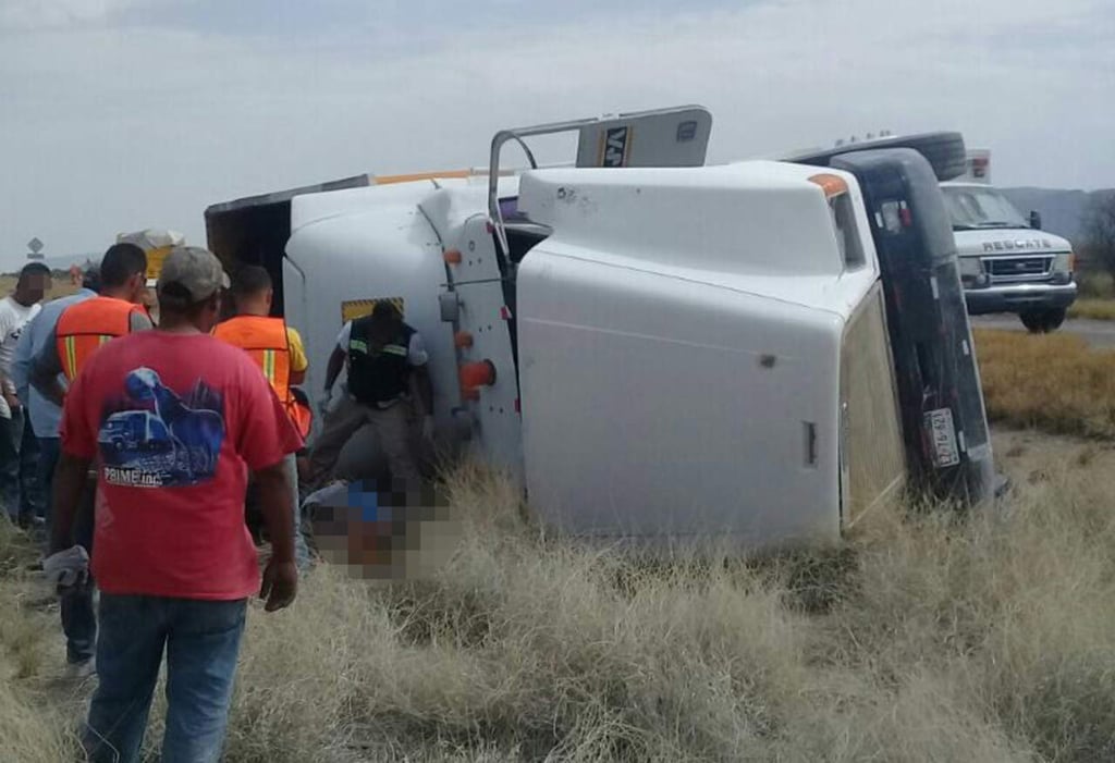 Se vuelca tráiler con asfalto en la carretera a Jiménez