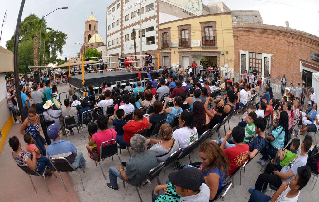 Festejan a niños de Gómez Palacio con función de lucha libre