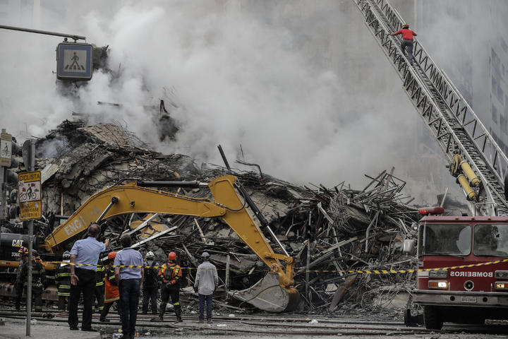 Se incendia y cae un edificio en Sao Paulo