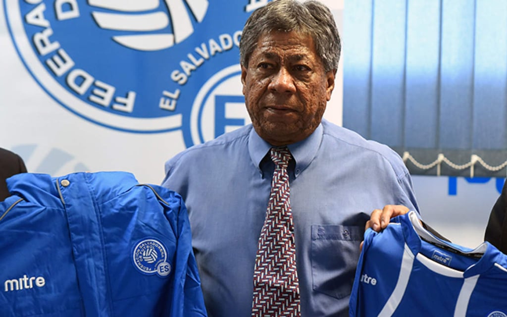 FIFA inhabilita a técnico de El Salvador por amaño