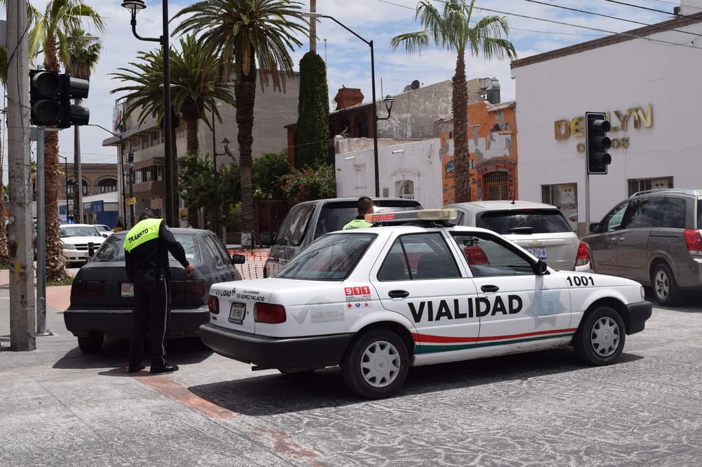 Aplican multas por estacionar vehículos en Paseo Independencia