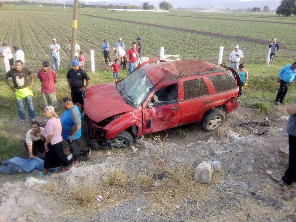 Fatal volcadura cobra la vida de una persona