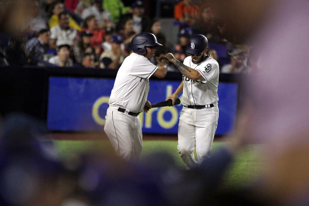 Vuelven los hits y Padres vence a Dodgers en Monterrey