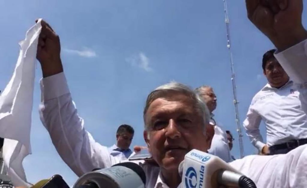 López Obrador saca 'pañuelo de la paz' a IP