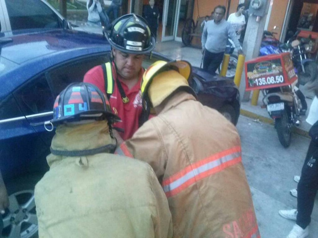 Rescatan a bebé encerrado en auto