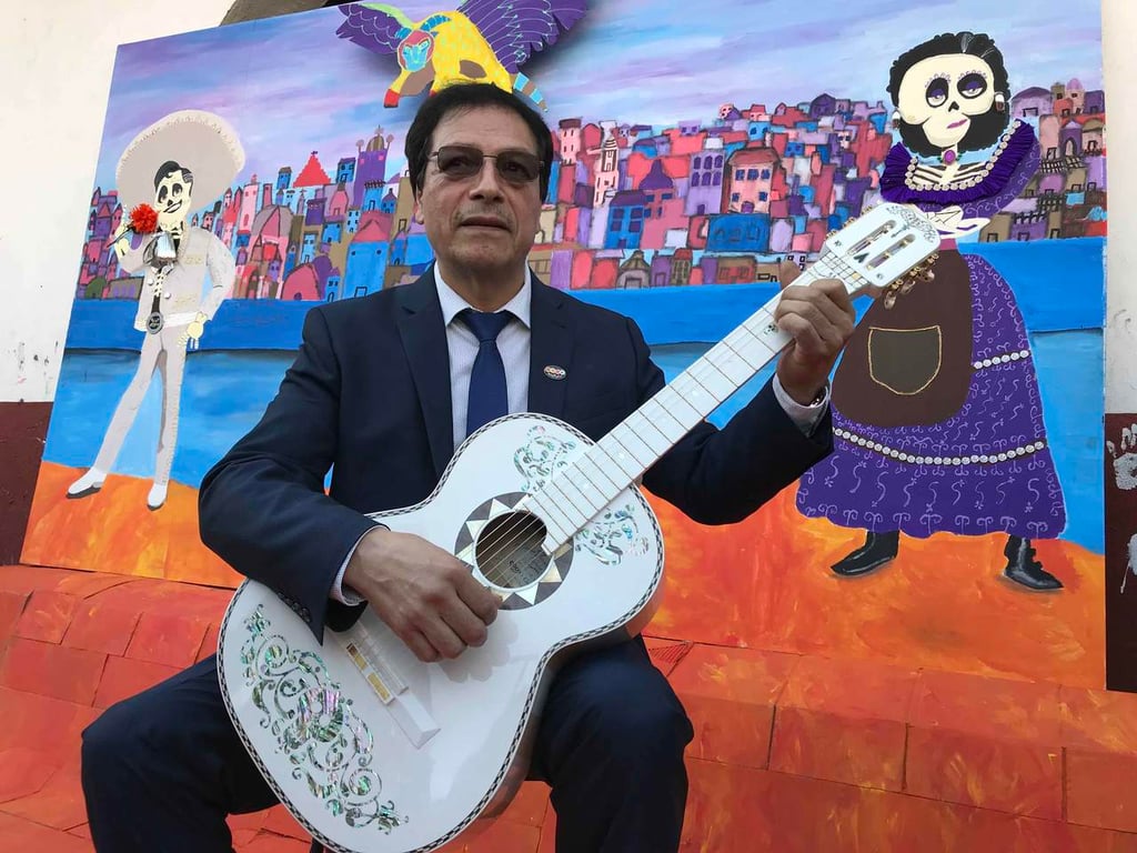 Entregarán Siervo de la Nación a creador de guitarra de Coco