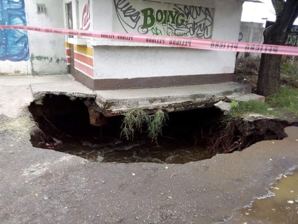 Fuga de agua provoca socavón en Tláhuac